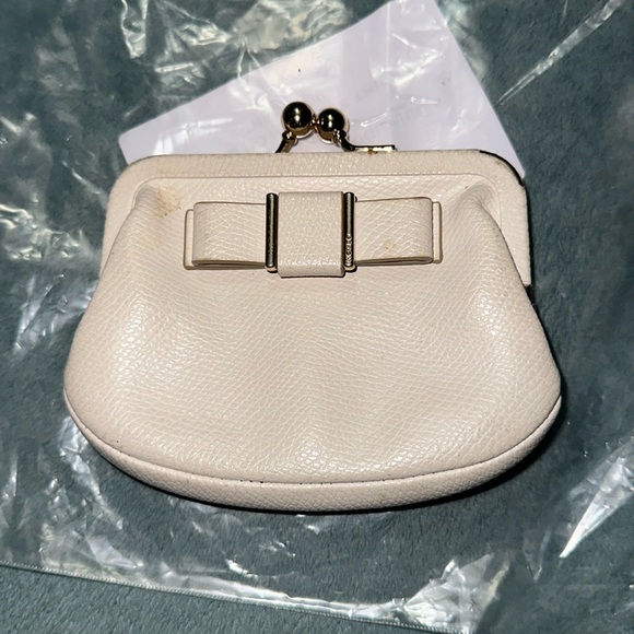 Coach Handbags - Coach white pebbled leather kisslock coin purse with bow gold hardware damaged